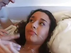 Mujer asiática consi ...